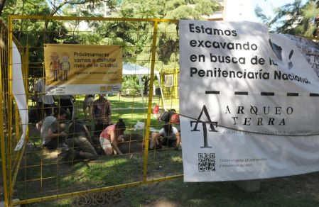 Arqueologos en carcel de Las Heras